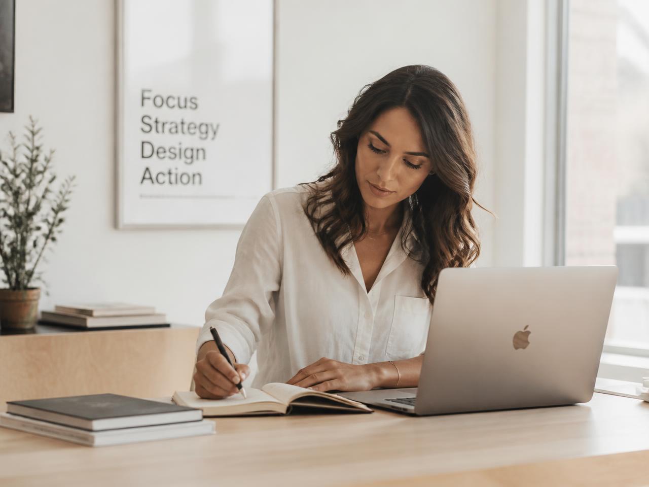 Professionnelle indépendante travaillant à son bureau